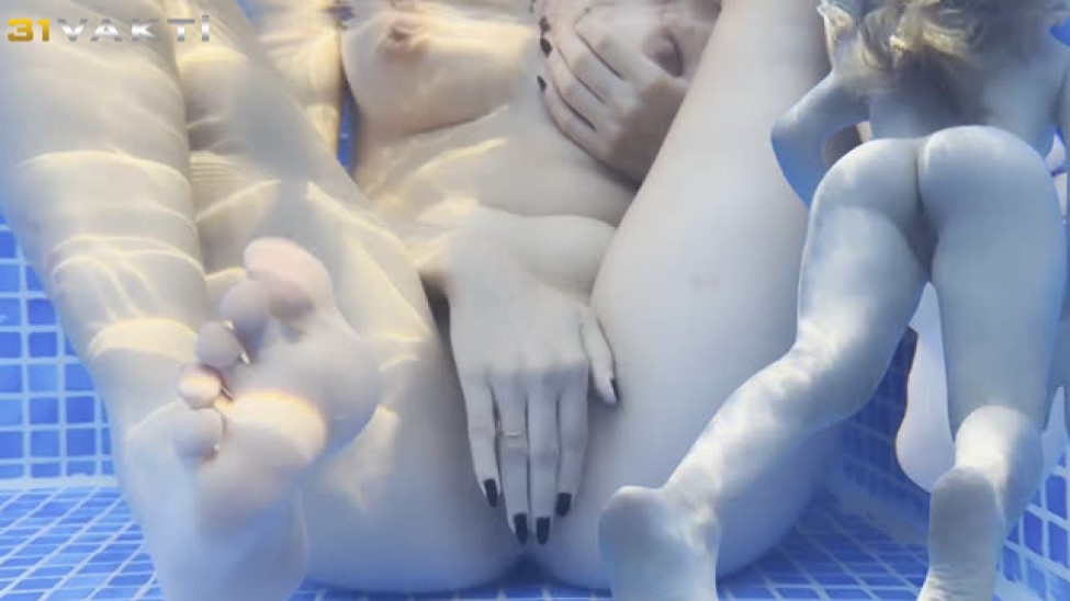 Havuzda Beni Tahrik Eden Türk Kızla Sikişiyorum